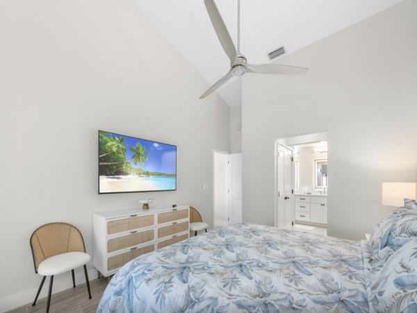 Intimate 4 unit beachfront complex